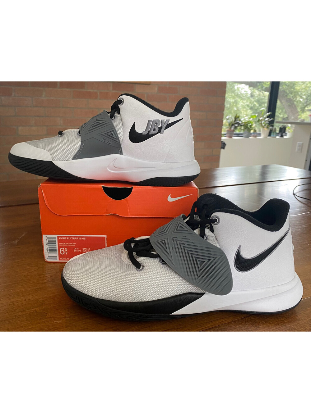 NIKE KYRIE FLYTRAP III BASKETBALL SHOES White Black Cool Grey IN BOX mint 6.5 GS